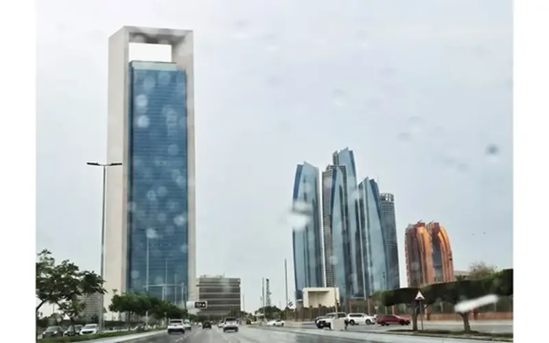 أمطار متوسطة على أنحاء متفرقة من الدولة.